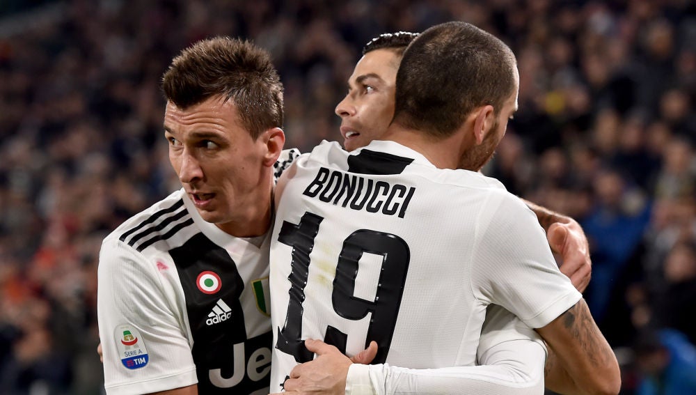 Cristiano Ronaldo celebra su gol contra el SPAL junto a sus compañeros