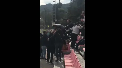 Pelea de padres en una grada Pelea de padres en una grada