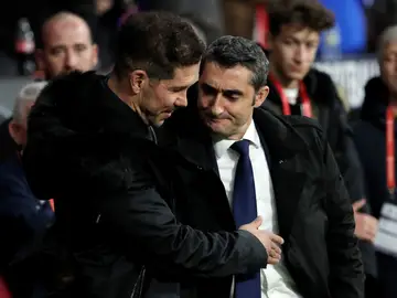 Ernesto Valverde saluda a Simeone antes del partido Ernesto Valverde saluda a Simeone antes del partido