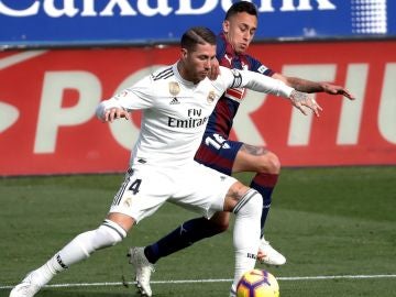 Sergio Ramos, en acción durante el partido contra el Eibar