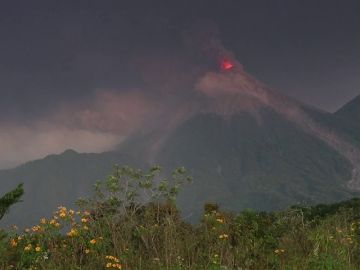 El volcán de fuego de Guatemala aumenta su actividad explosiva