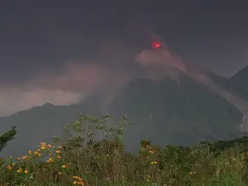 El volcán de fuego de Guatemala aumenta su actividad explosiva El volcán de fuego de Guatemala aumenta su actividad explosiva