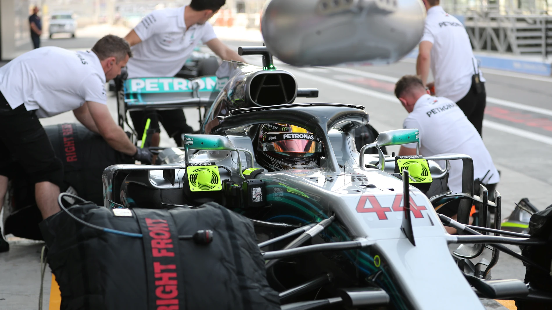 Los mecánicos de Mercedes trabajan en el coche de Hamilton