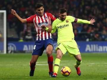 Rodri y Messi pugnan por la posesión del balón