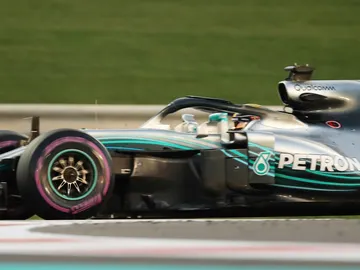 Lewis Hamilton rueda con su Mercedes en Abu Dabi Lewis Hamilton rueda con su Mercedes en Abu Dabi