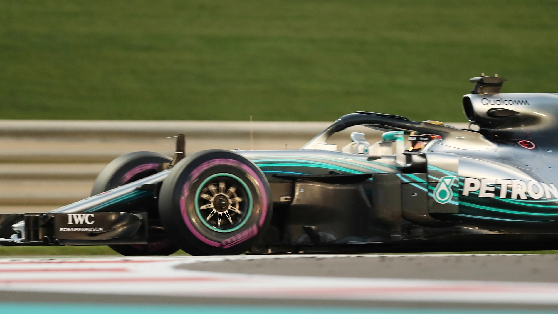 Lewis Hamilton rueda con su Mercedes en Abu Dabi