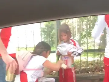 Una madre pega a su hija bengalas en el cuerpo Una madre pega a su hija bengalas en el cuerpo
