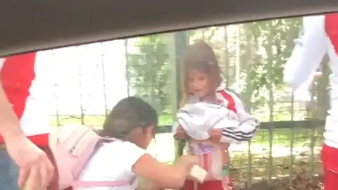 Una madre pega a su hija bengalas en el cuerpo Una madre pega a su hija bengalas en el cuerpo