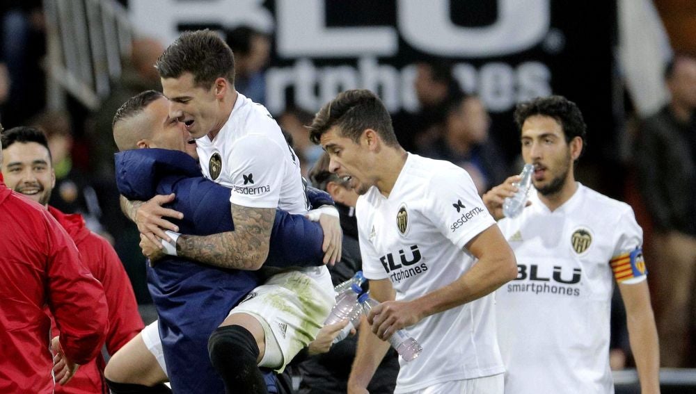 Santi Mina celebra uno de sus goles con Jaume Domenech
