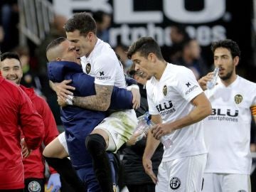 Santi Mina celebra uno de sus goles con Jaume Domenech