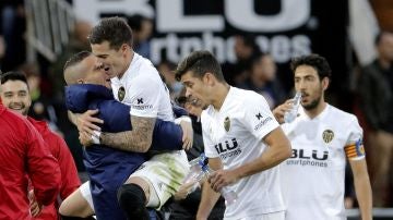 Santi Mina celebra uno de sus goles con Jaume Domenech
