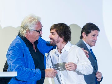 Briatore y Alonso se saludan durante un acto
