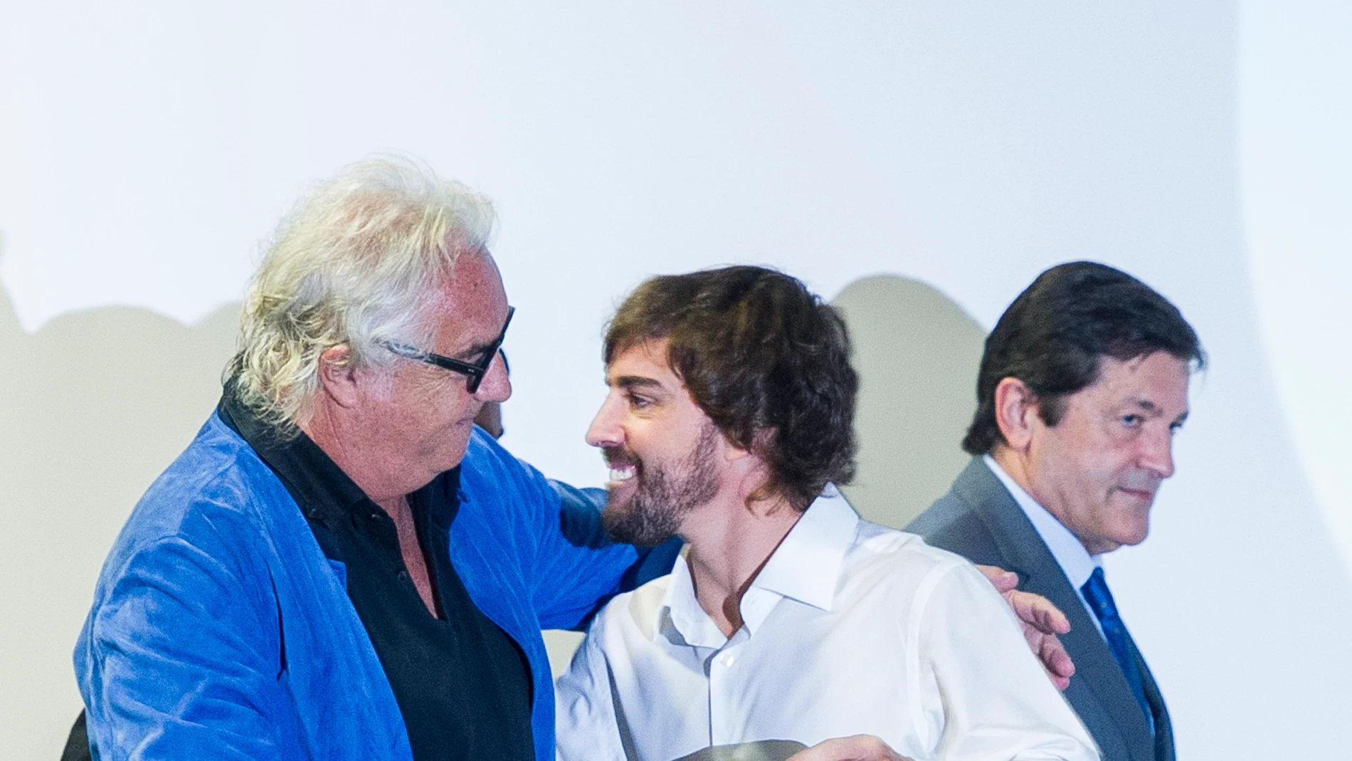 Briatore y Alonso se saludan durante un acto