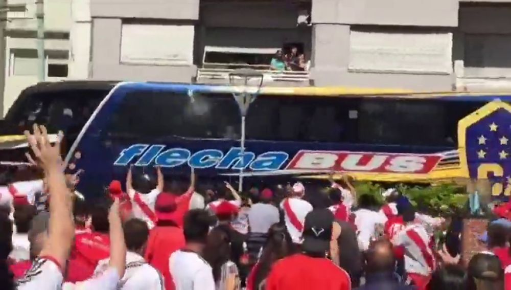 Pedradas y gas pimienta en la llegada de Boca Juniors al Monumental antes de la final de la Copa Libertadores