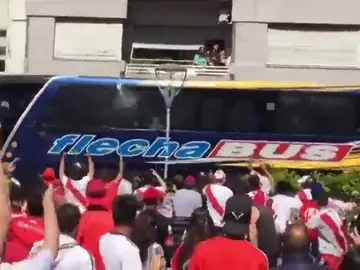 Pedradas y gas pimienta en la llegada de Boca Juniors al Monumental antes de la final de la Copa Libertadores Pedradas y gas pimienta en la llegada de Boca Juniors al Monumental antes de la final de la Copa Libertadores