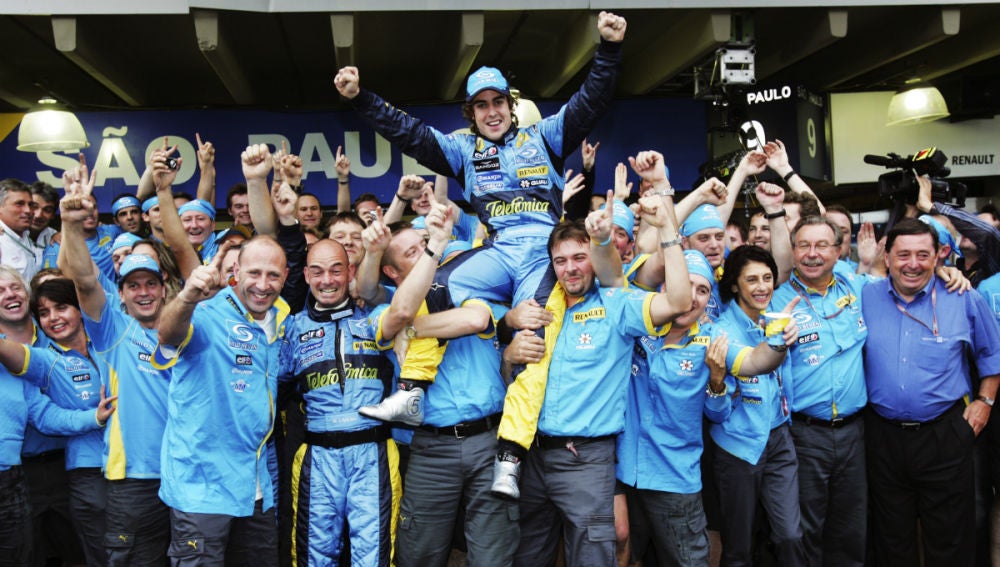 Fernando Alonso celebra el Mundial 2005 con Renault