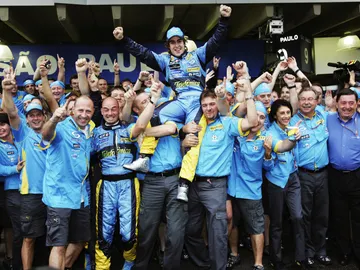 Fernando Alonso celebra el Mundial 2005 con Renault Fernando Alonso celebra el Mundial 2005 con Renault
