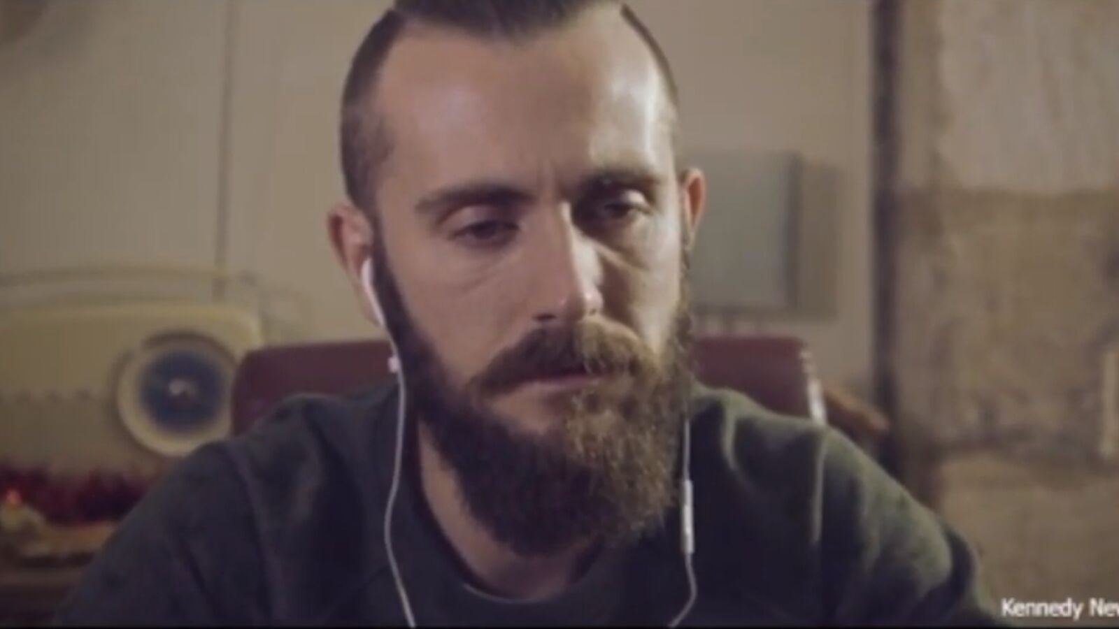 El vídeo más aplaudido de la Navidad: la historia de un joven y los cassettes con la voz de su madre fallecida