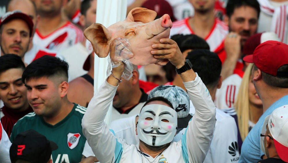 Un aficionado de River, con una cabeza de cochinillo en la grada del Monumental
