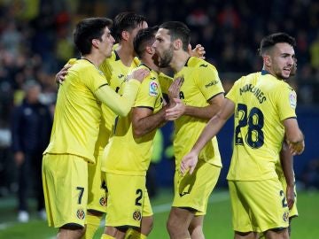 Los jugadores del Villarreal celebran el gol de Gerard Moreno contra el Betis