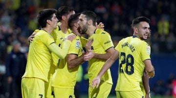 Los jugadores del Villarreal celebran el gol de Gerard Moreno contra el Betis