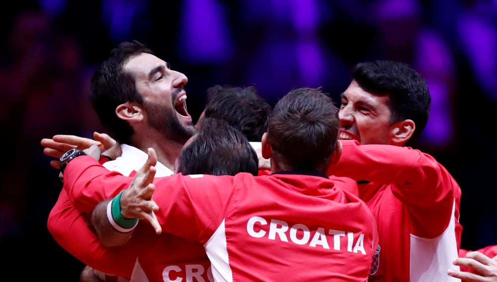 La selección de Croacia celebra con Cilic su victoria ante Pouille