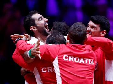 La selección de Croacia celebra con Cilic su victoria ante Pouille