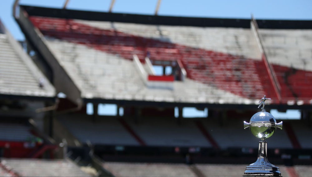 El trofeo de la Copa Libertadores, en el Monumental