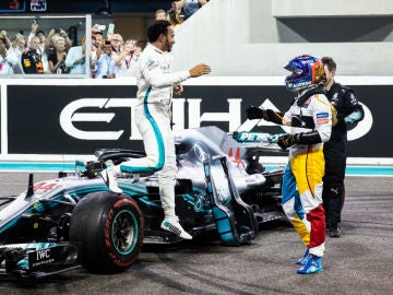 Hamilton saluda a Alonso