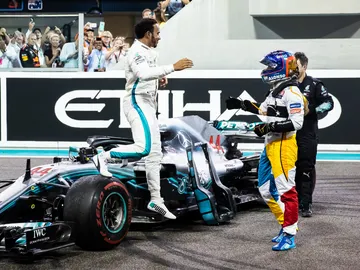 Hamilton saluda a Alonso Hamilton saluda a Alonso