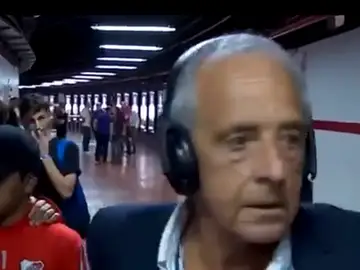 El presidente de River sale corriendo del estadio El presidente de River sale corriendo del estadio