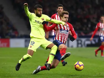 Rafinha intenta robarle el balón a Griezmann Rafinha intenta robarle el balón a Griezmann