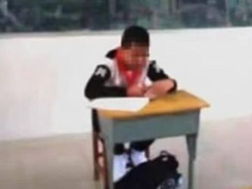 Niño chino apartado por tener cáncer Niño chino apartado por tener cáncer