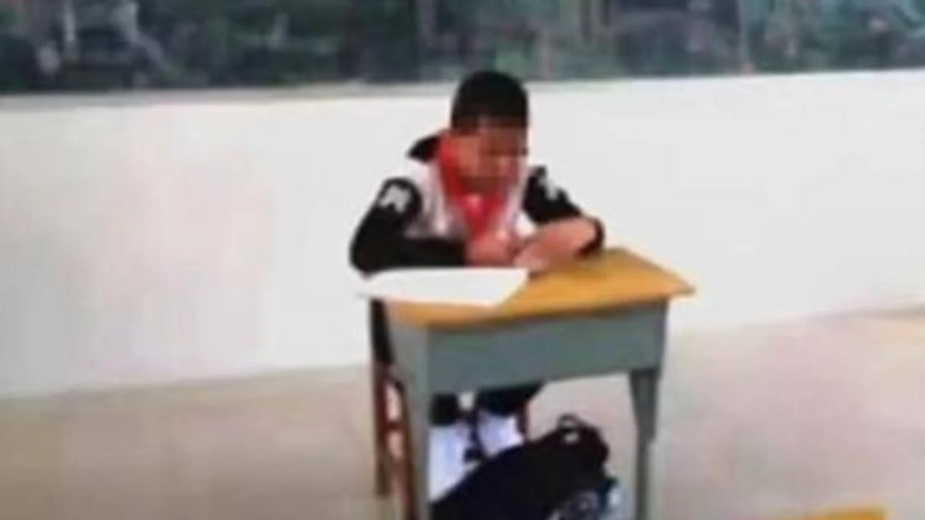 Niño chino apartado por tener cáncer Niño chino apartado por tener cáncer