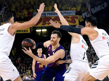Claver entra a canasta ante la defensa del Real Madrid Claver entra a canasta ante la defensa del Real Madrid