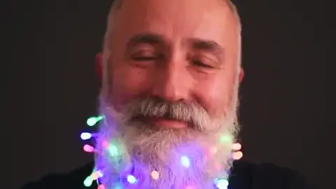 Luces navideñas en la barba Luces navideñas en la barba