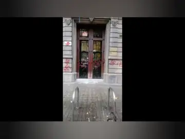 La fachada de la sede de Ómnium Cultural aparece pintada con esvásticas en Barcelona La fachada de la sede de Ómnium Cultural aparece pintada con esvásticas en Barcelona