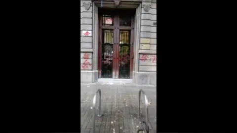 La fachada de la sede de Ómnium Cultural aparece pintada con esvásticas en Barcelona La fachada de la sede de Ómnium Cultural aparece pintada con esvásticas en Barcelona