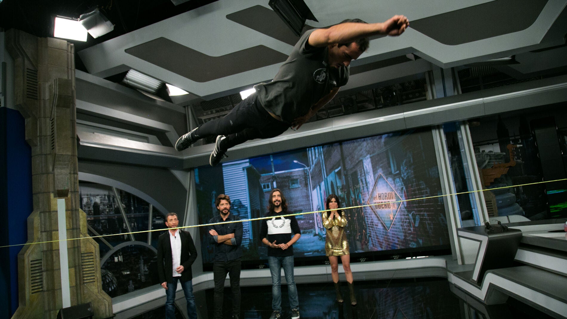 V&Iacute;DEO: Una alucinante demostraci&oacute;n en 'El Hormiguero 3.0': vestirse sobre un slackline