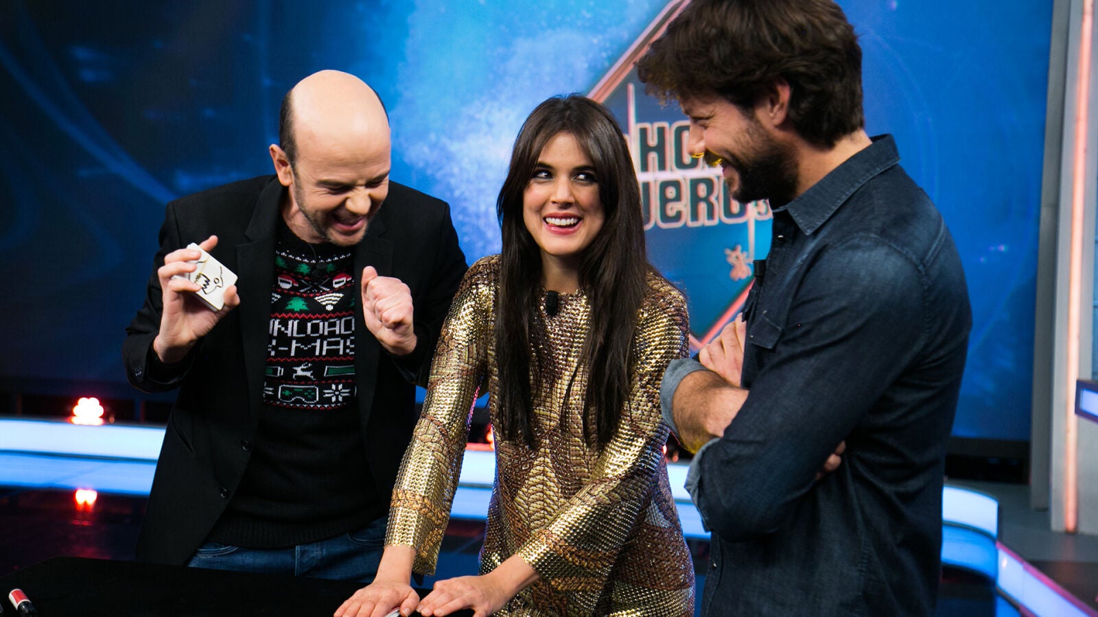 Jandro adivina la carta de Álvaro Morte desde un vídeo del pasado de hace 30 años