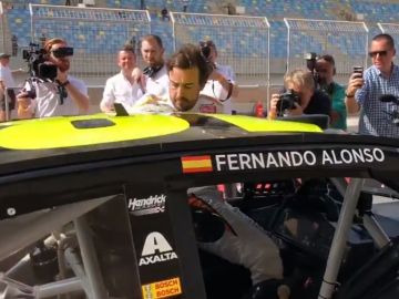 Fernando Alonso probando un monoplaza de la NASCAR en Shakir