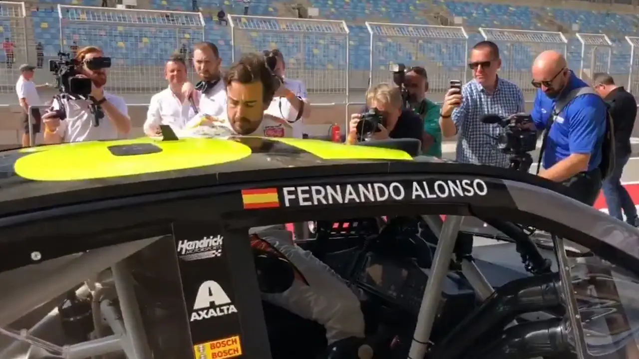 Fernando Alonso probando un monoplaza de la NASCAR en Shakir