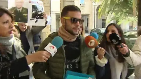 El miembro de 'La Manada' condenado por el robo de unas gafas afirma que "la verdad siempre prevalece" tras ser puesto en libertad El miembro de 'La Manada' condenado por el robo de unas gafas afirma que "la verdad siempre prevalece" tras ser puesto en libertad