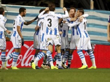 Los jugadores de la Real Sociedad celebran un gol