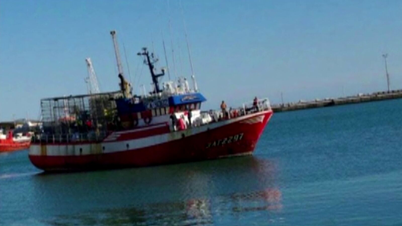 El pesquero 'Nuestra Madre de Loreto' que rescató a unos inmigrantes abandonados en el mar no encuentra puerto