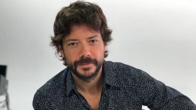 Álvaro Morte nos cuenta emocionado cómo han vivido el Emmy Internacional de 'La Casa de Papel'