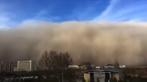 Una tormenta de arena engulle la zona norte de China Una tormenta de arena engulle la zona norte de China