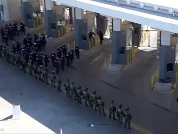 Detienen a 42 inmigrantes que entraron por la fuerza a EEUU desde México Detienen a 42 inmigrantes que entraron por la fuerza a EEUU desde México