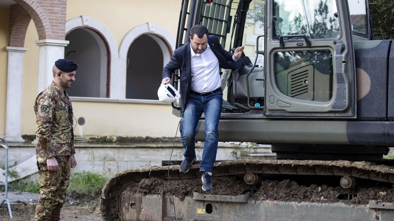 Salvini se sube a una excavadora para demoler una mansión de la familia Casamonica, la mafia más famosa de Roma 