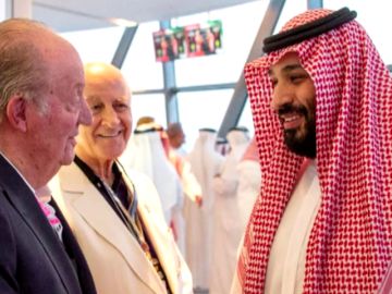 Críticas al Rey Juan Carlos por fotografiarse con el príncipe heredero saudí en medio de la polémica por el asesinato de Khashoggi 